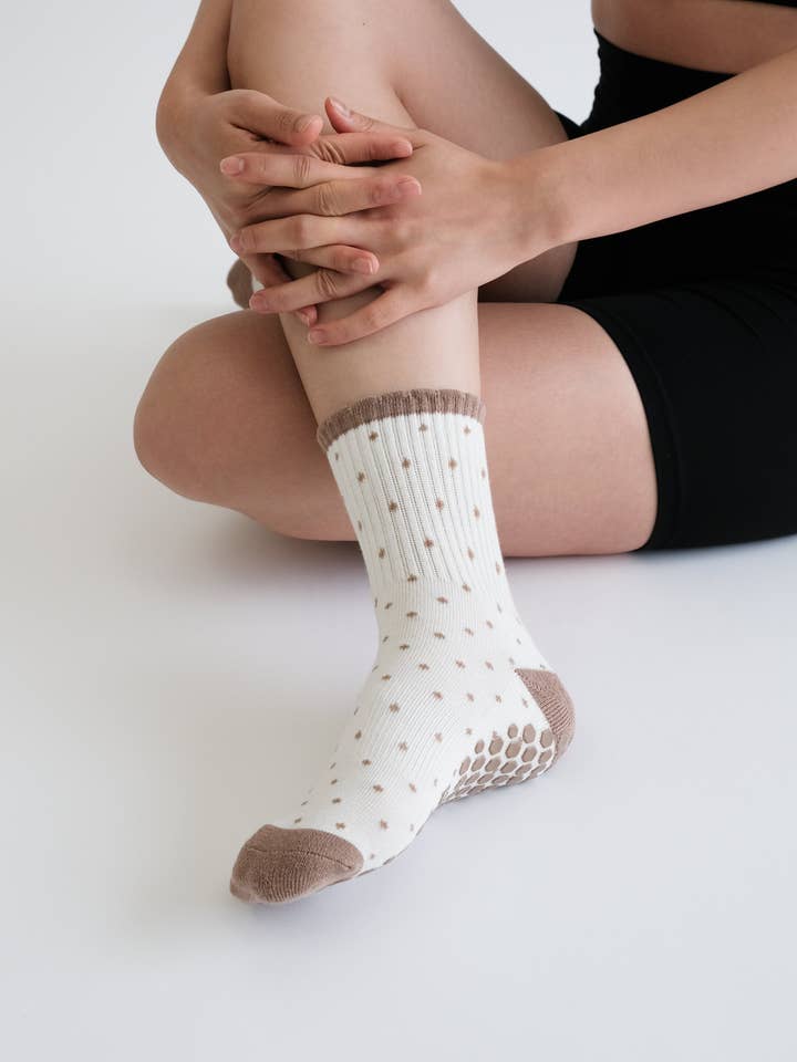 Chaussette antidérapante marron pour la vente par Roseberry