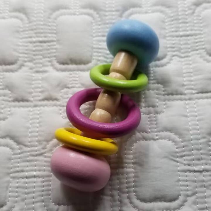 Jouet pour bébé en bois Rainbow Classic Hochet pour la vente par D & C TOYS