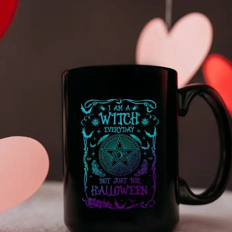 Tazza Wicca con scritta «I Am A Witch Everyday Not Just For Halloween» per la vendita all'ingrosso da parte di NVC Ecommerce LLC