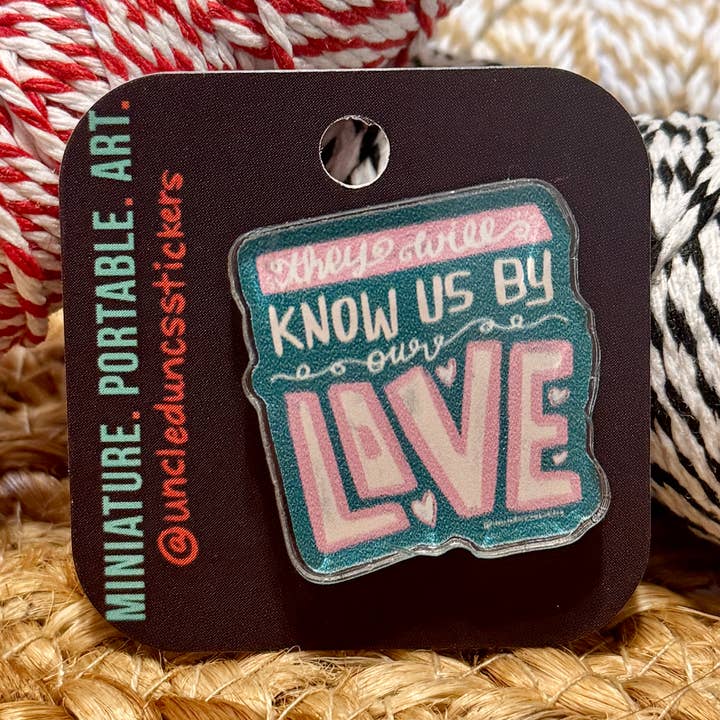 Connaissez-nous par notre amour - Épingle en acrylique pour la vente par Uncle Dunc's Sticker Shoppe