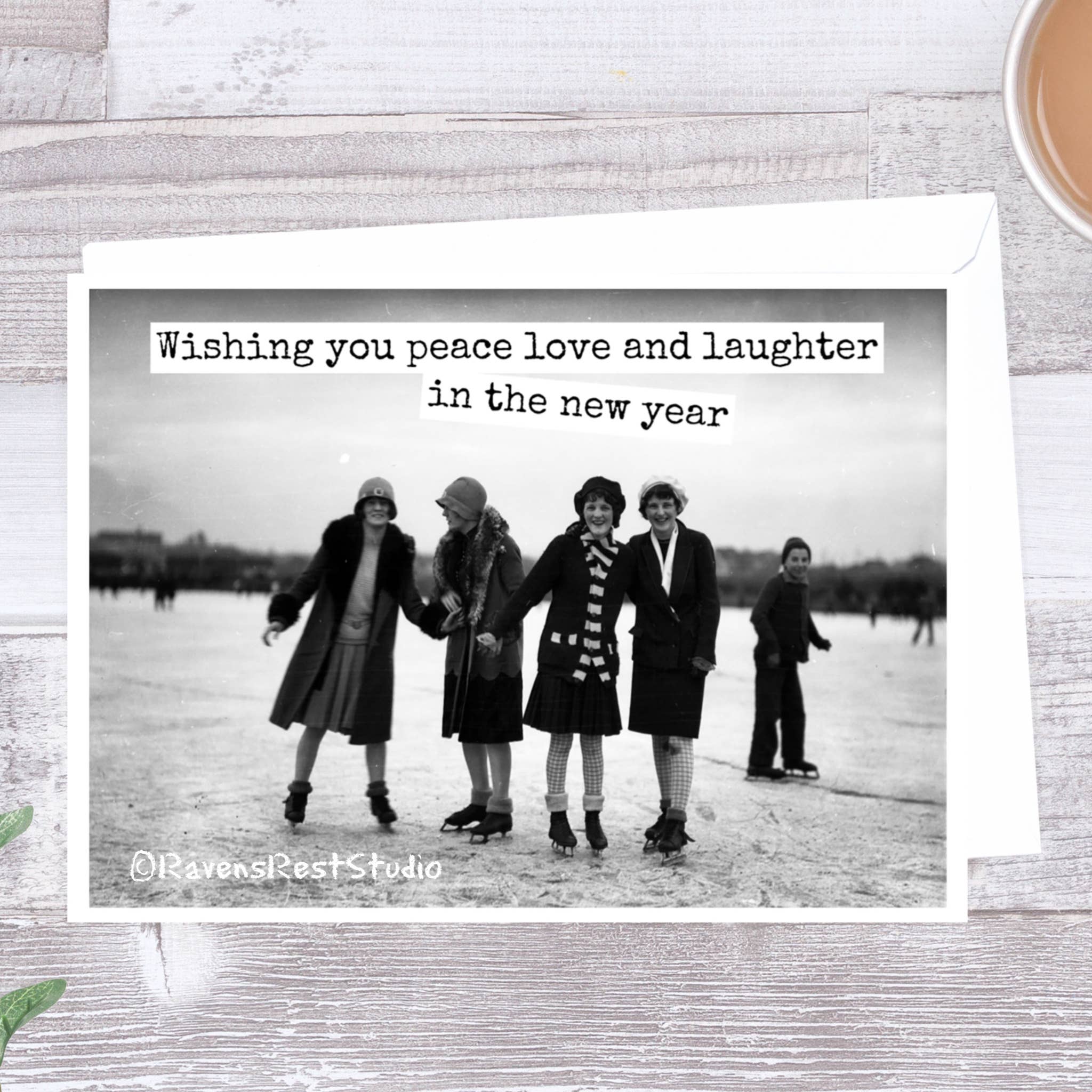 Raven's Rest Studio – Engroshandel Nytårskort – Ønsker dig fred kærlighed og latter i det nye år. Kort.1
