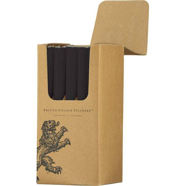 Bougies de dîner écologiques Jet Black, 25 par paquet pour la vente par BRITISH COLOUR STANDARD - Europe