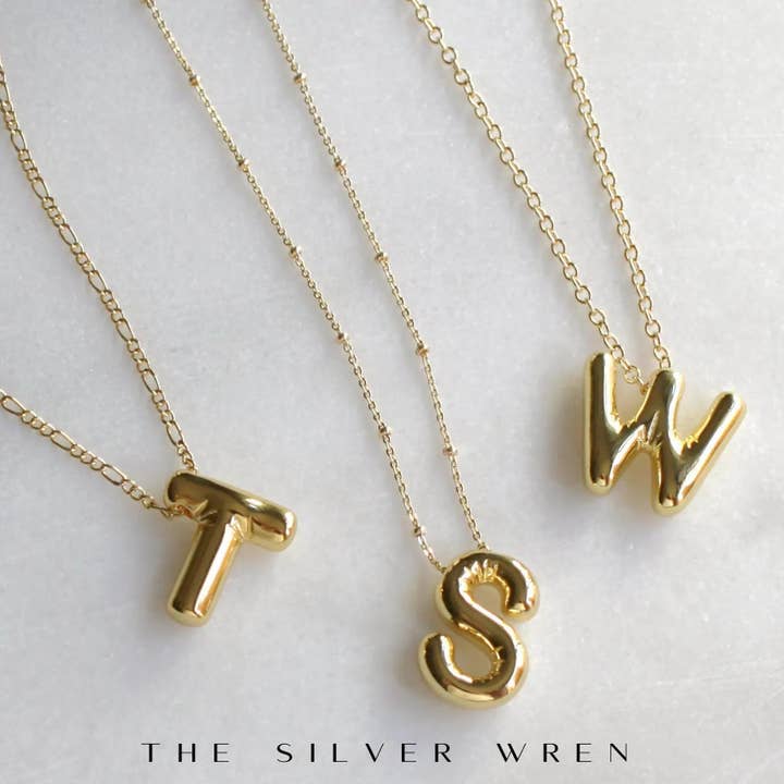 Collier avec initiale en lettres bulles pour la vente par The Silver Wren