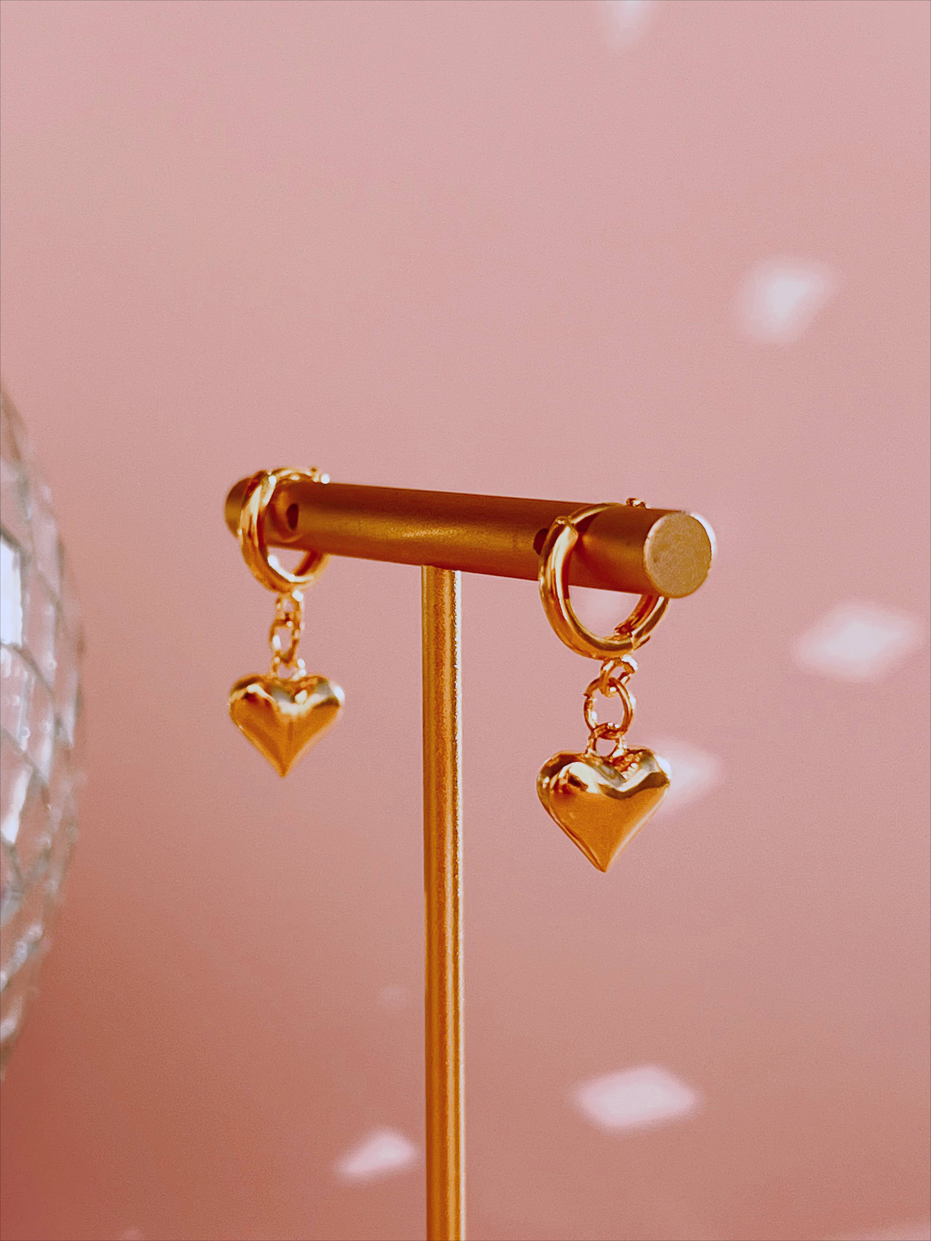 Golden Hour Designs - Vendita all'ingrosso Orecchini a cerchietto - Orecchini Huggie vintage a forma di cuore, per San Valentino, carini e alla moda2