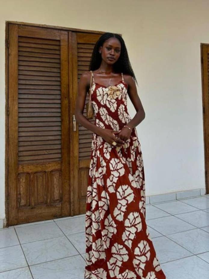 Abito in ibisco color cioccolato e caramello con dettagli in perline per la vendita all'ingrosso da parte di Oya Abeo