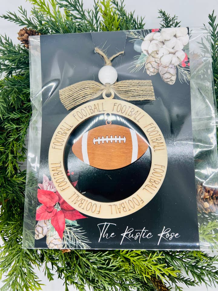 Ornamento da calcio. per la vendita all'ingrosso da parte di The Rustic Rose, LLC