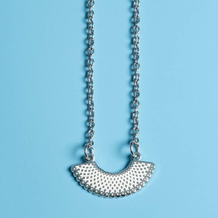 RBG favorit krave halskæde - Silvertone for engroshandel hos Dissent Pins