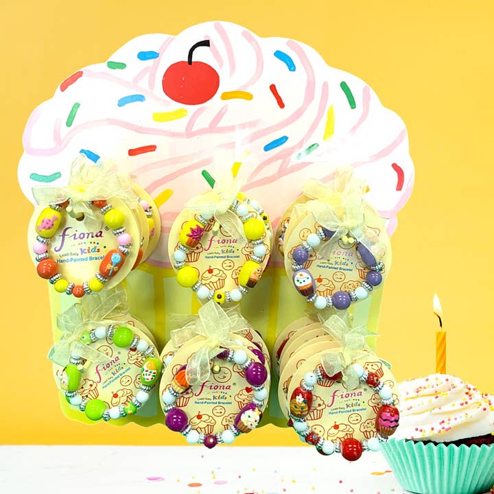 Bracelets pour enfants, cupcake, cadeau d'anniversaire, 48 pièces pour la vente par Fiona Accessories