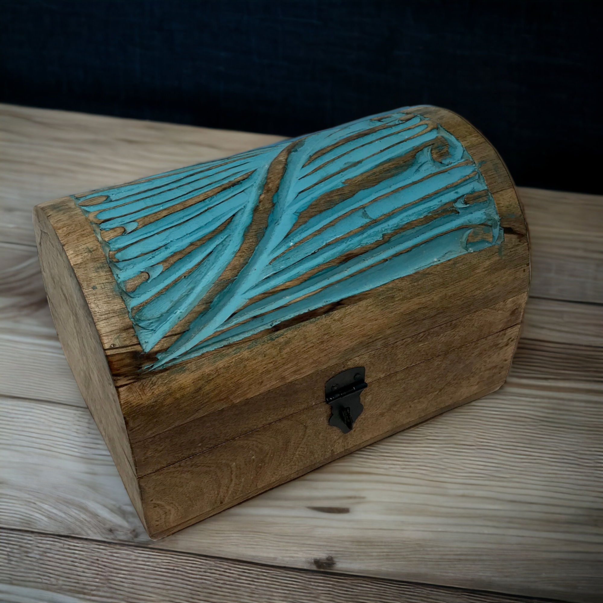 Wilco Home – Großhandel Dekoschachteln – Spring Decor Tischtruhe aus geschnitztem Holz mit Scharnier „Sea Breeze“6