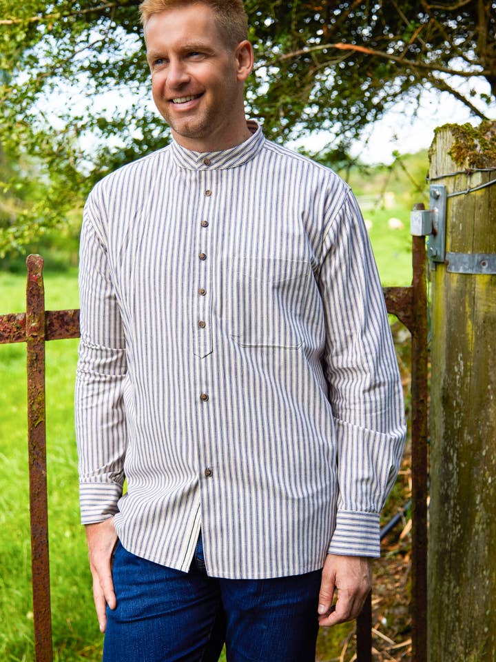 Camicia del Nonno Vintage a Righe Blu Navy su Avorio VR26 per la vendita all'ingrosso da parte di Lee Valley Ireland