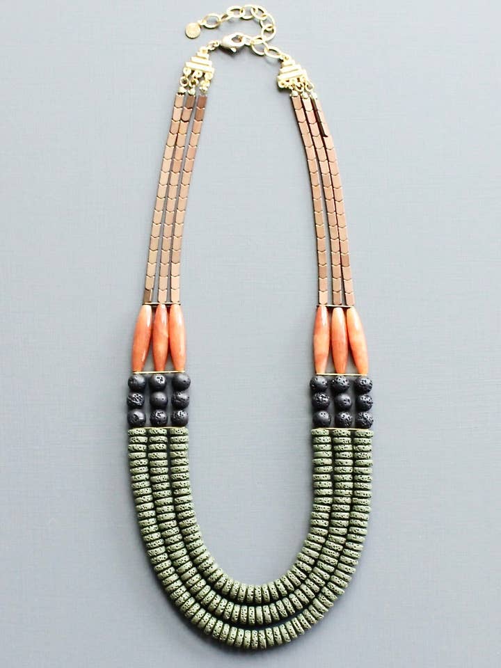 LEX221 Tredobbelt snor mos, jet og karneol halskæde for engroshandel hos David Aubrey Jewelry