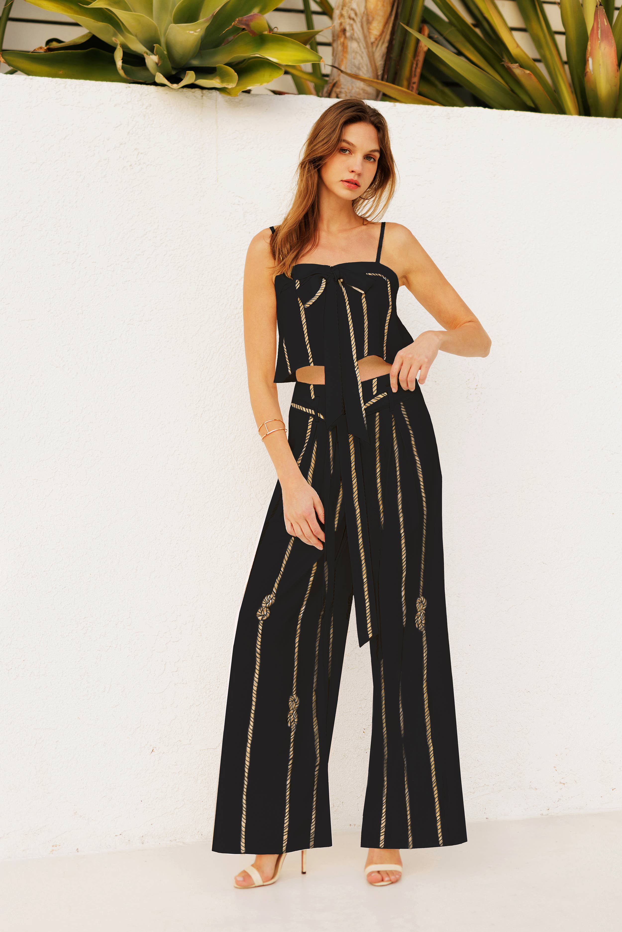 Preto Top Fluido com Detalhe de Laço em Corda Dourada para venda a revendedores na Faire16