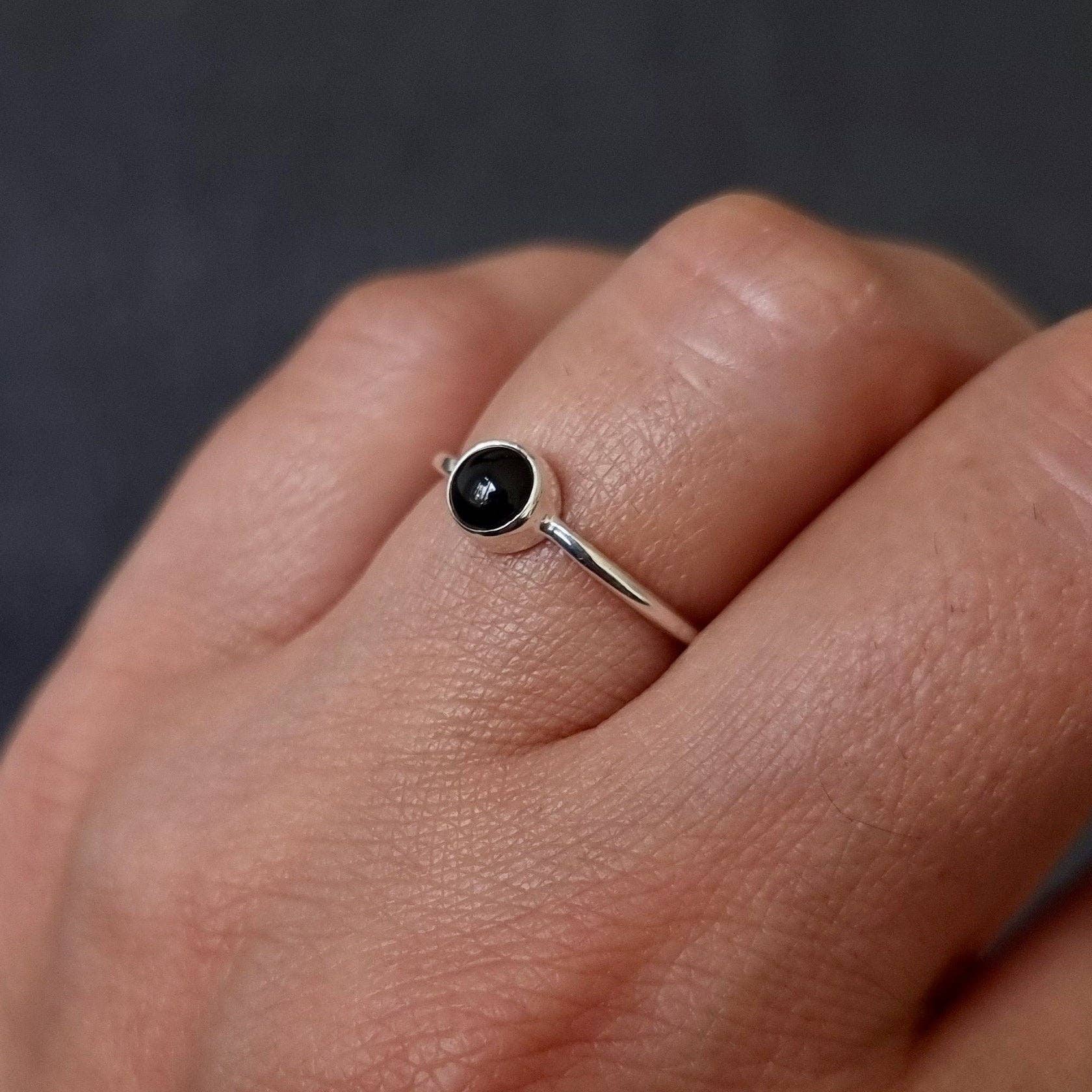 Mistry Gems - Vendita all'ingrosso Anello midi/a fascia - Anello impilabile unisex con onice nero rotondo da 5 mm | Argento sterling1