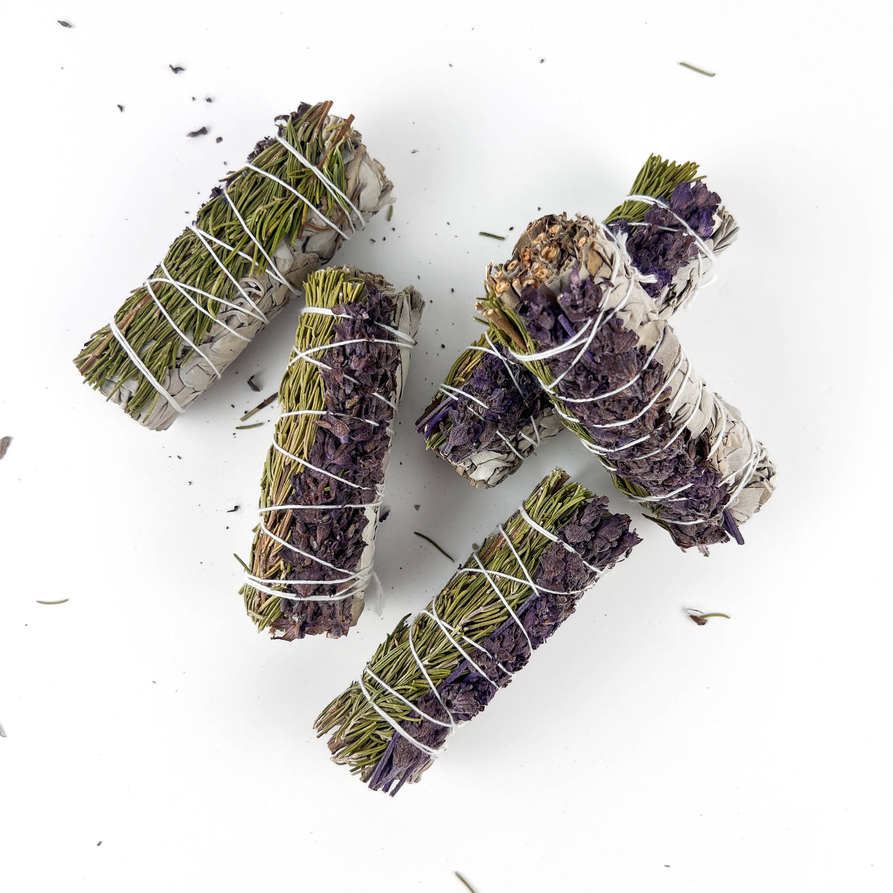 GREENROOTS USA LLC – Großhandel Räucherbündel – 7 Kräfte (Weißer Salbei mit 7 Kräutermischung) Räucherbündel 4"8