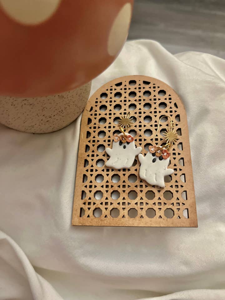 boucles d'oreilles fantôme avec couronne florale flottante pour la vente par Terra Made