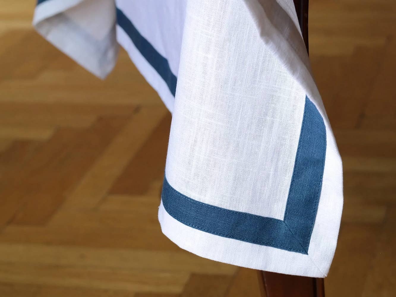 Liem Home – wholesale Duk – Skräddarsydd bordsduk med kant. Linneduk med kant.6