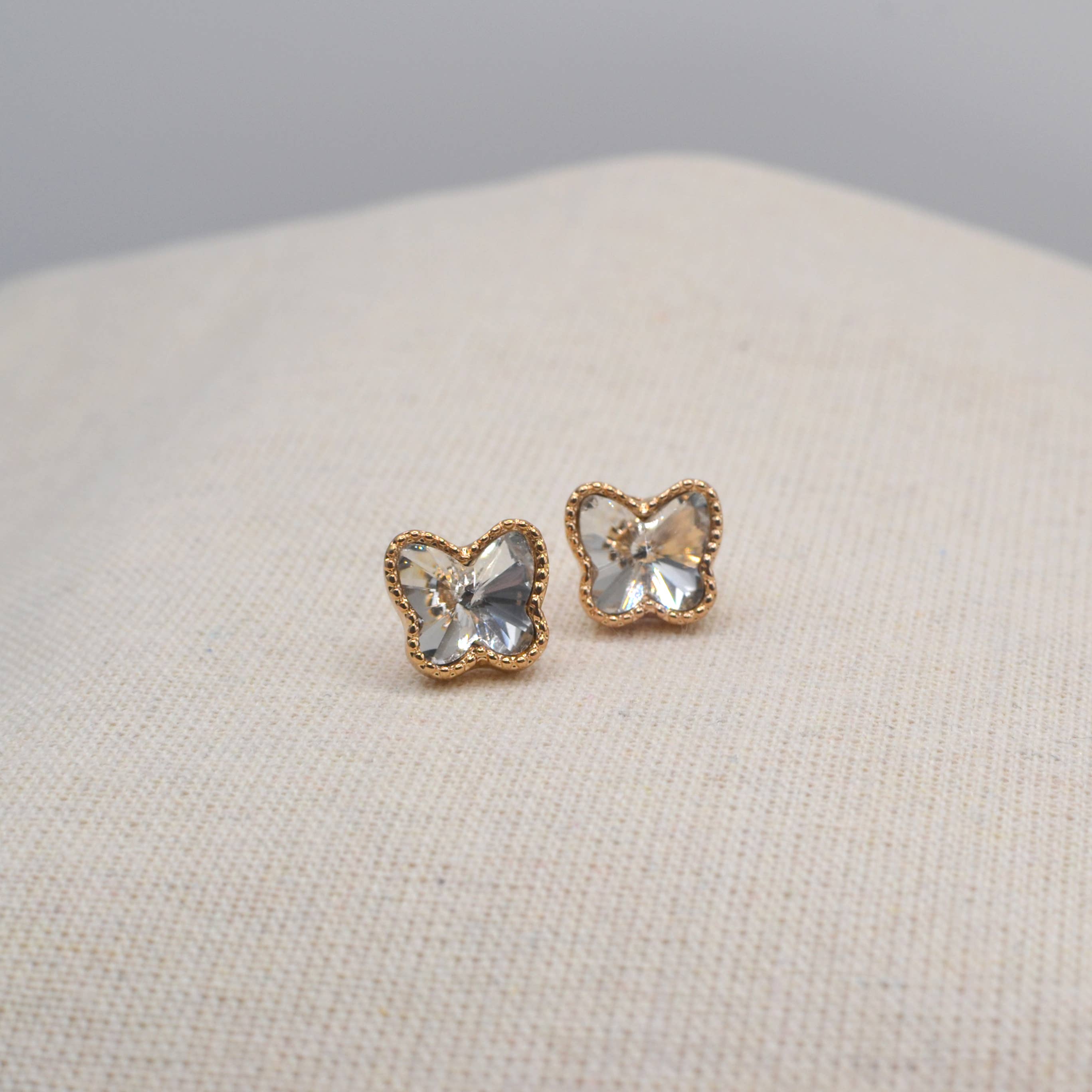 StarryNYC - Venta al por mayor Pendientes de botón/aretes de poste - Pendientes de tuerca con cristales de cristal con marco de mariposa0