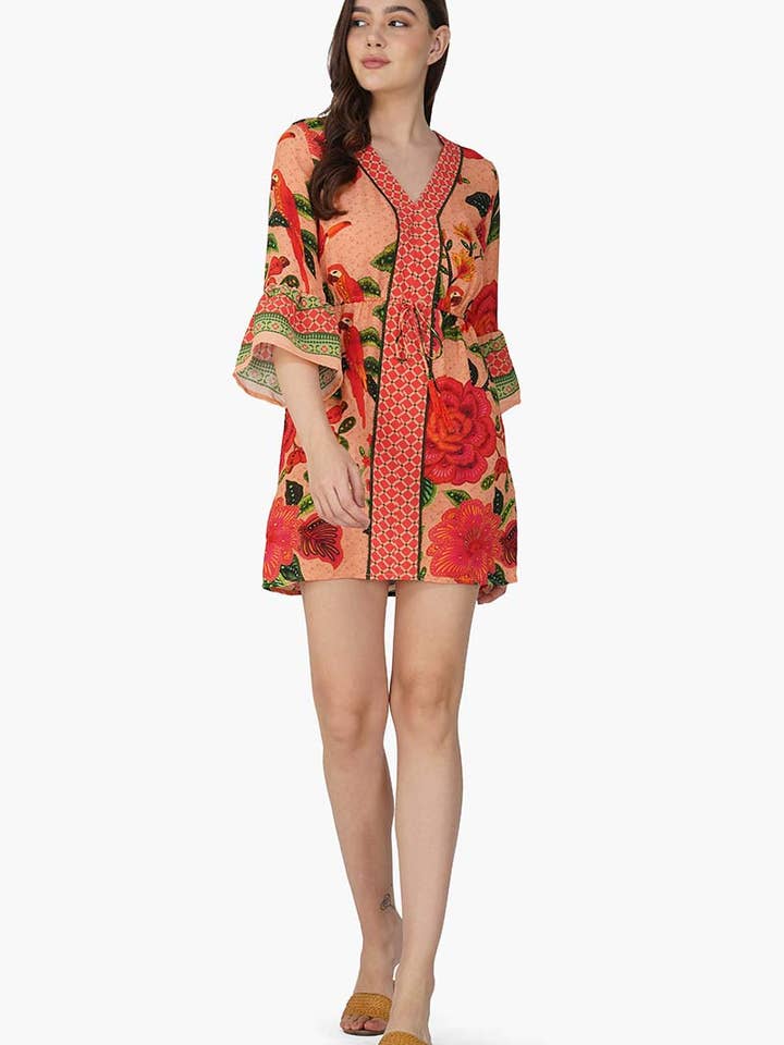 Set med 6 korallblomma korta klänningar (S, M, L) för wholesale av America & Beyond