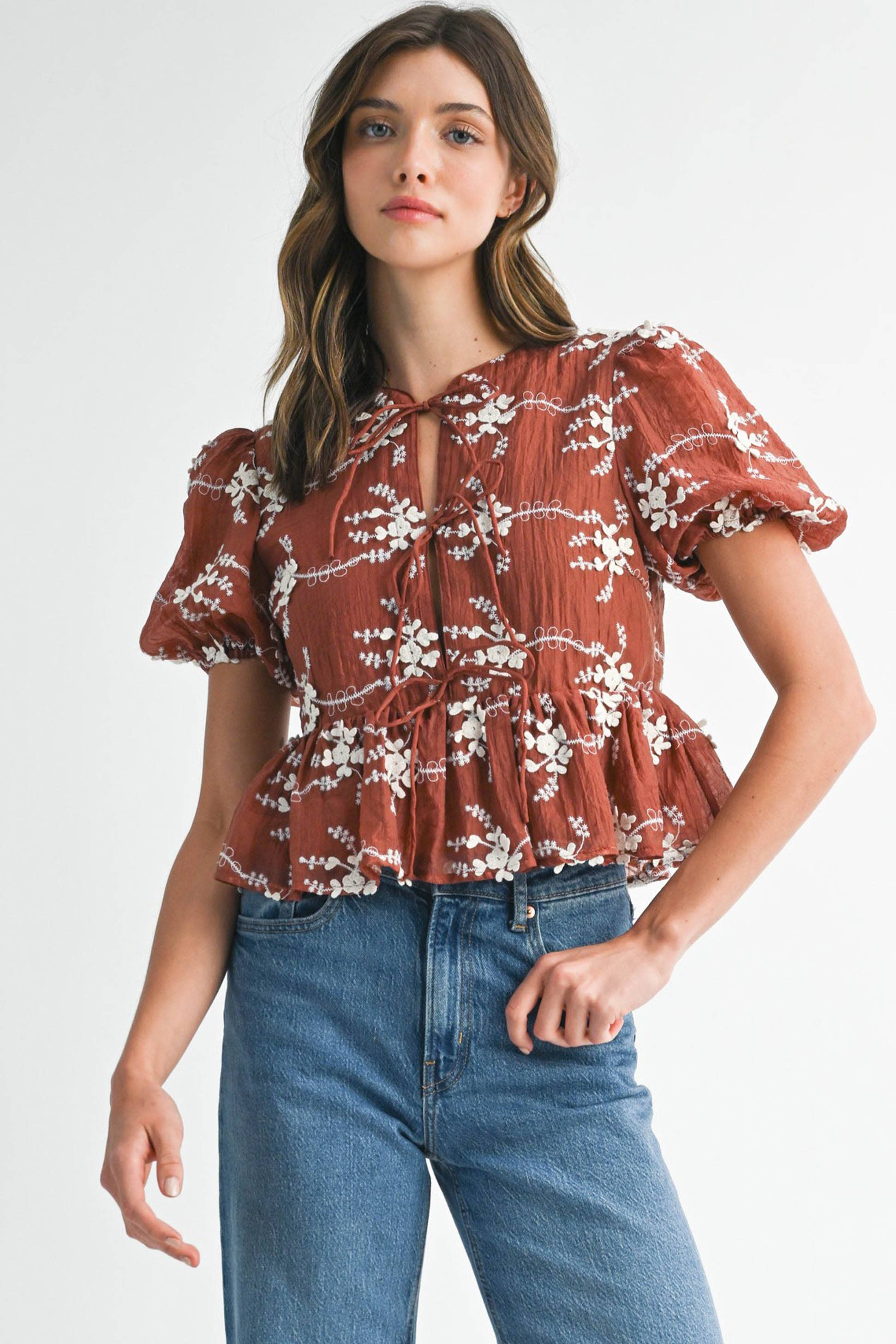 EB LUXE - Vente Débardeur – femme - Blouse à basque brodée avec manches bouffantes RT002510