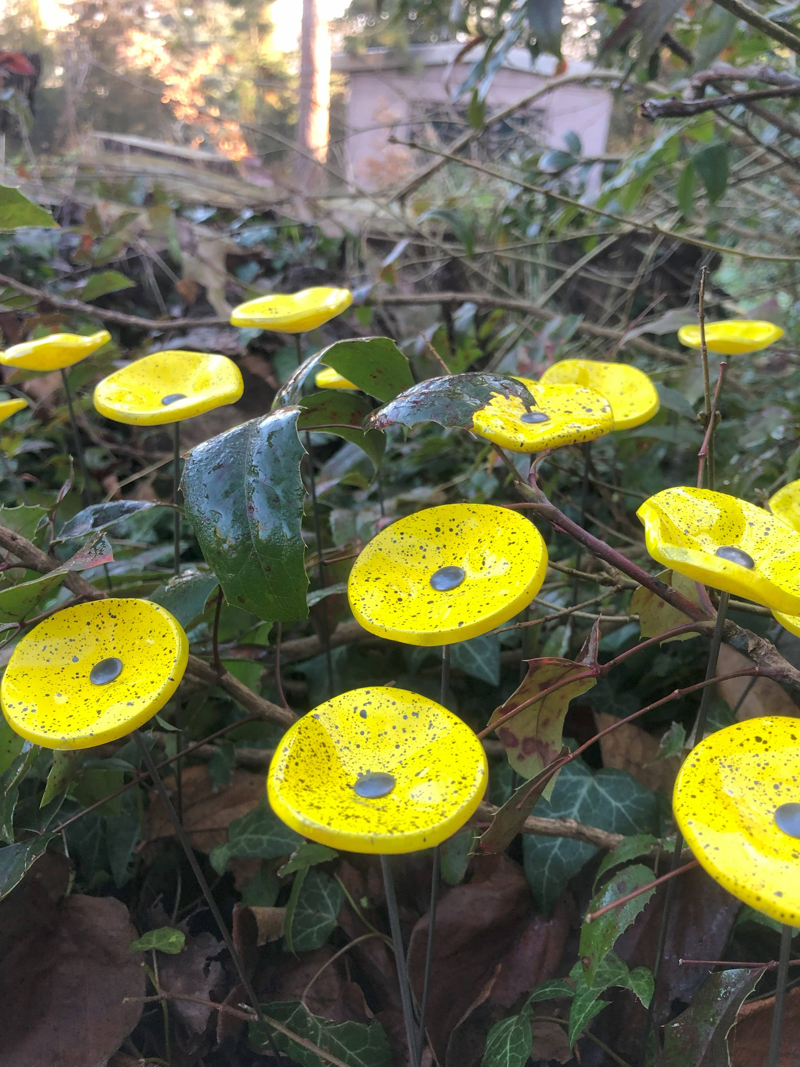 CARNEOL GLASS - Wholesale Garden/Lawn Stake - Small Glass Flower For Outside IN yellow-black9