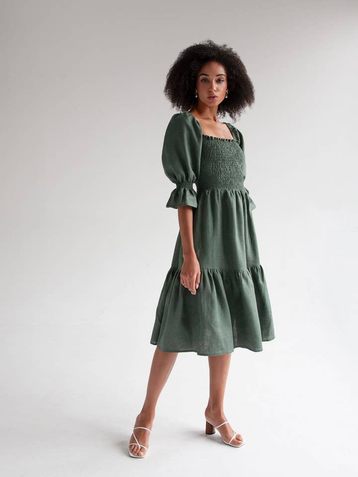 Grünes schulterfreies Leinenkleid für Damen Midi für den Großhandel von Nich Linen