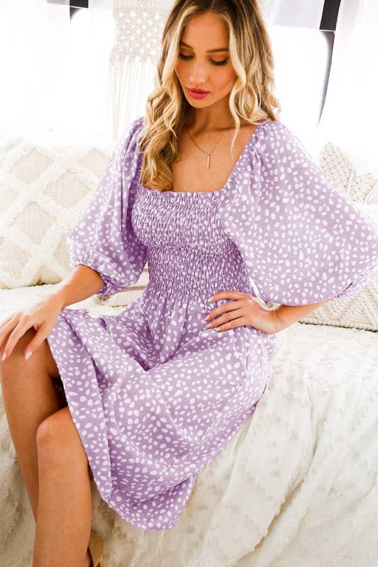 Vine & Love – wholesale Klänning - Dam – Klänning med fyrkantig hals, elastisk smock och oregelbundna prickar, midi-längd VD70142A3