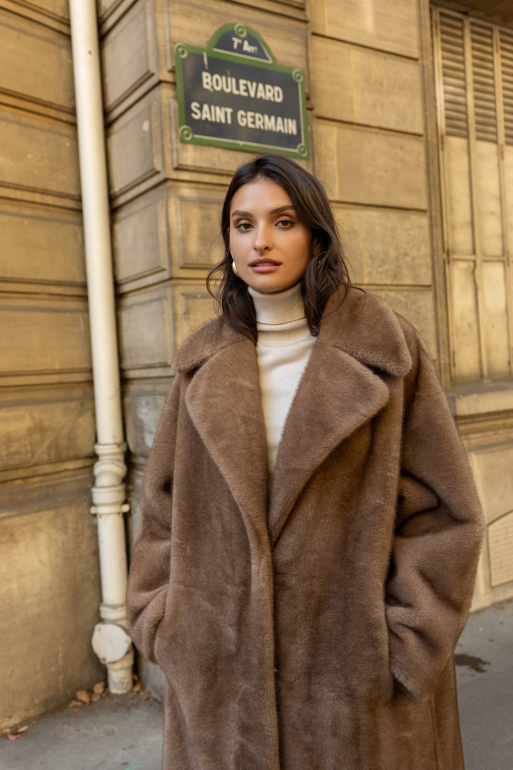 Attentif Paris - Wholesale Fur/Faux Fur Coat - Women's - Long synthetic fur coat with lapel collar37