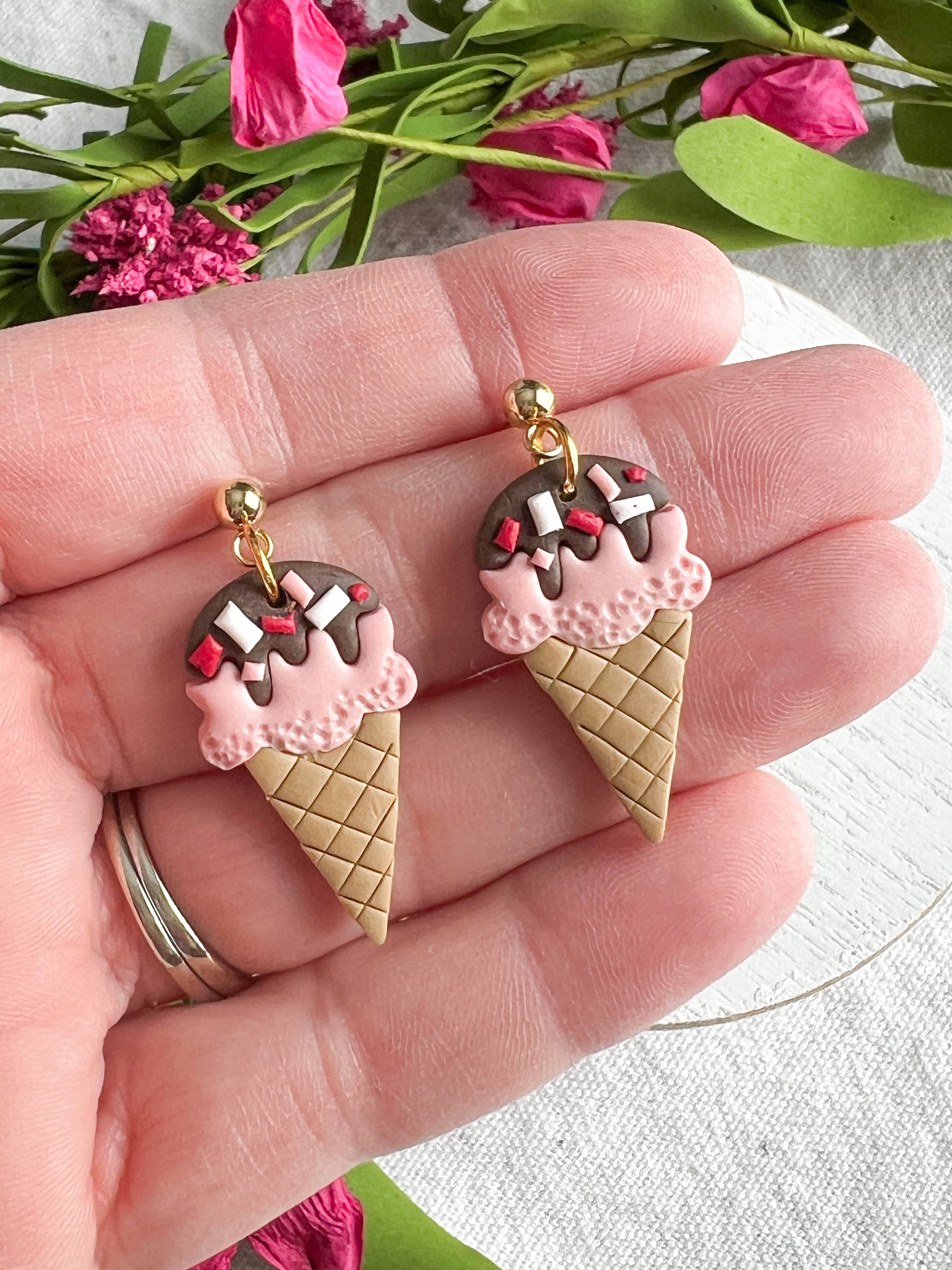 Morning Dew Designs - Vendita all'ingrosso Orecchini pendenti - Orecchini in argilla a forma di cono gelato immerso nel cioccolato con granelli1