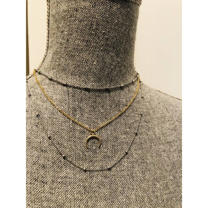 Links & Locks - Venta al por mayor Collares con colgantes/abalorios - Collar de luna de media casta de Tori Spelling