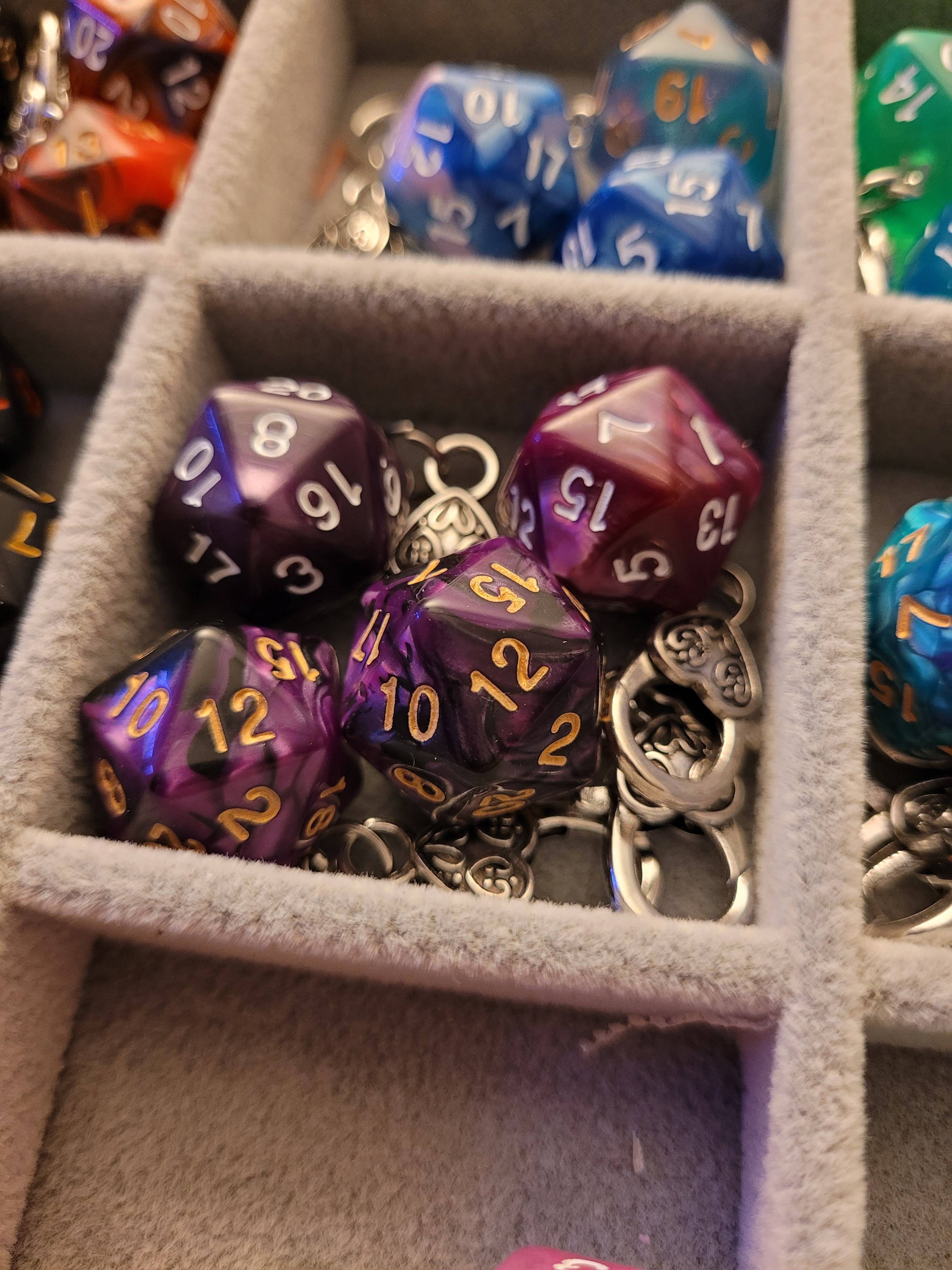 Con-Quest Crafts - Vente Porte-clés – unisexe - Porte-clés D20 en forme de dé TRPG avec mousqueton – Accessoires pour sacs et badges11