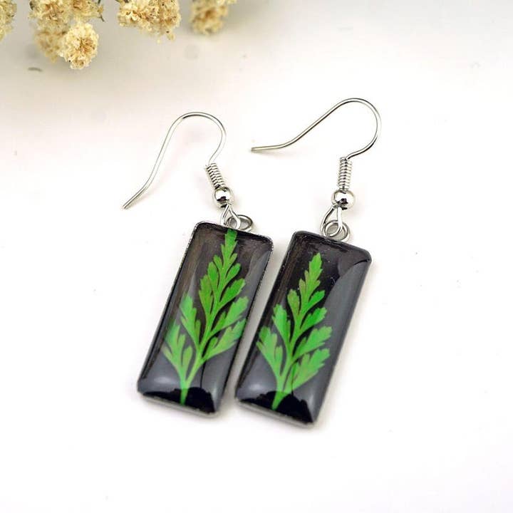 Orecchini a foglia di felce, Orecchini con felce vera pressata, Felce in resina, Foglia verde, Bosco, Nero, Acciaio inossidabile, Ipoallergenico, Stile semplice per la vendita all'ingrosso da parte di The Pretty Pickle