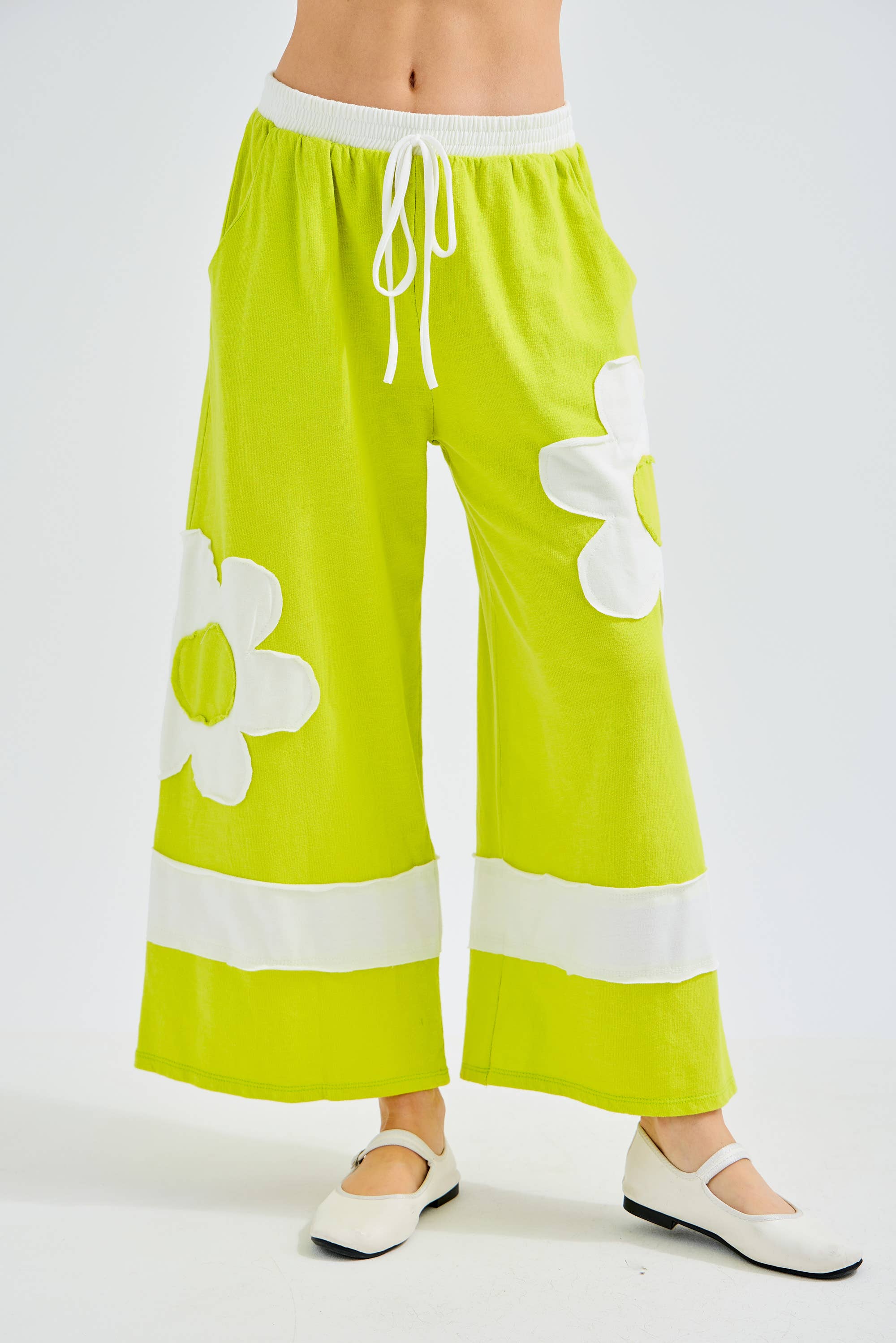 J.Her – Calças - Mulher por atacado – Calças de Perna Larga com Lavagem Mineral e Remendos de Flores HP63340