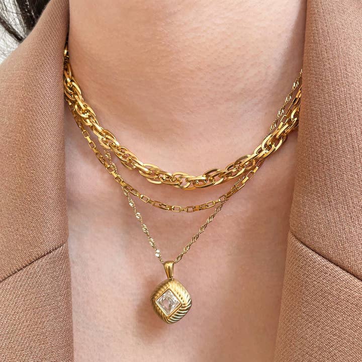 NORA GOLD DIAMOND SHAPED PENDANT NECKLACE for wholesale by MAI DESIREE