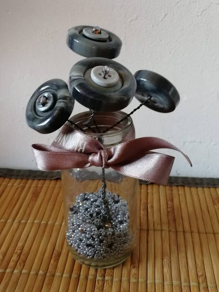 Bouquet di fiori con bottoni grigi per la vendita all'ingrosso da parte di Funnycreation