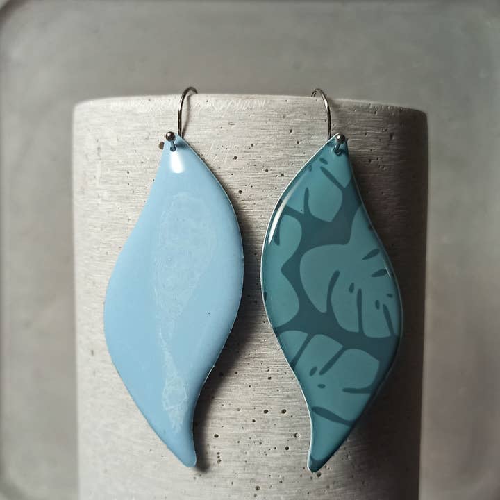 Angers reversible earrings - monstera leaves 1064 for wholesale by une Hirondelle sous le Tilleul