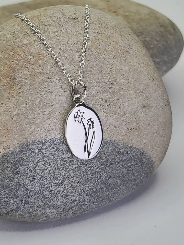 Collier Fleur de Naissance de Mars en Jonquille + Argent Sterling pour la vente par Heart and Lotus Sterling Silver Jewelry