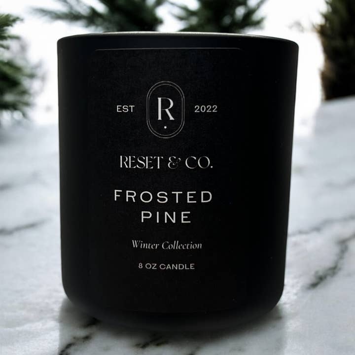 Frostet fyrretræslys - 8 oz for engroshandel hos Reset & Co.