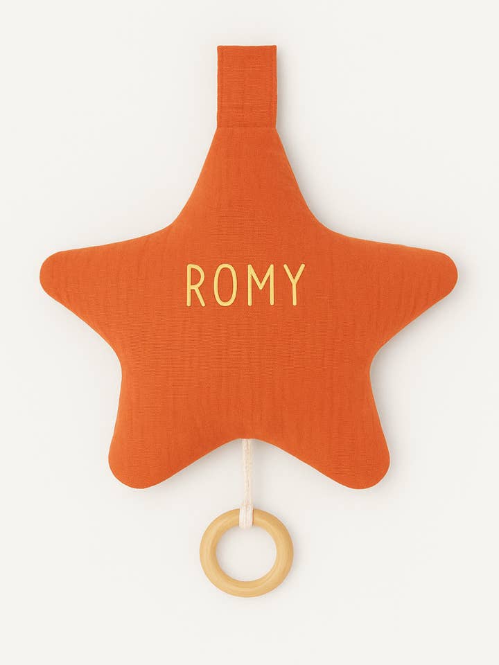 Personaliseerbaar ster-muziekdoosje voor baby van katoenen mousseline in mandarijn voor wholesale door MAZZANNE