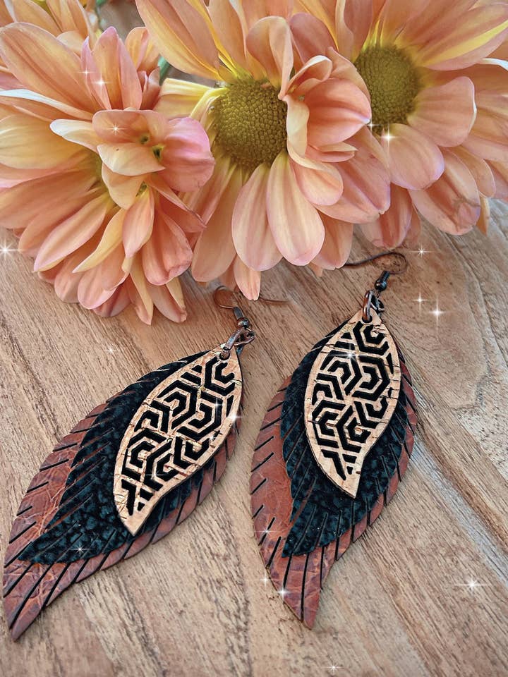 Braune 3-lagige Federohrringe aus Leder, Boho-Ohrringe, groß für den Großhandel von Charlie James Artisan Boutique