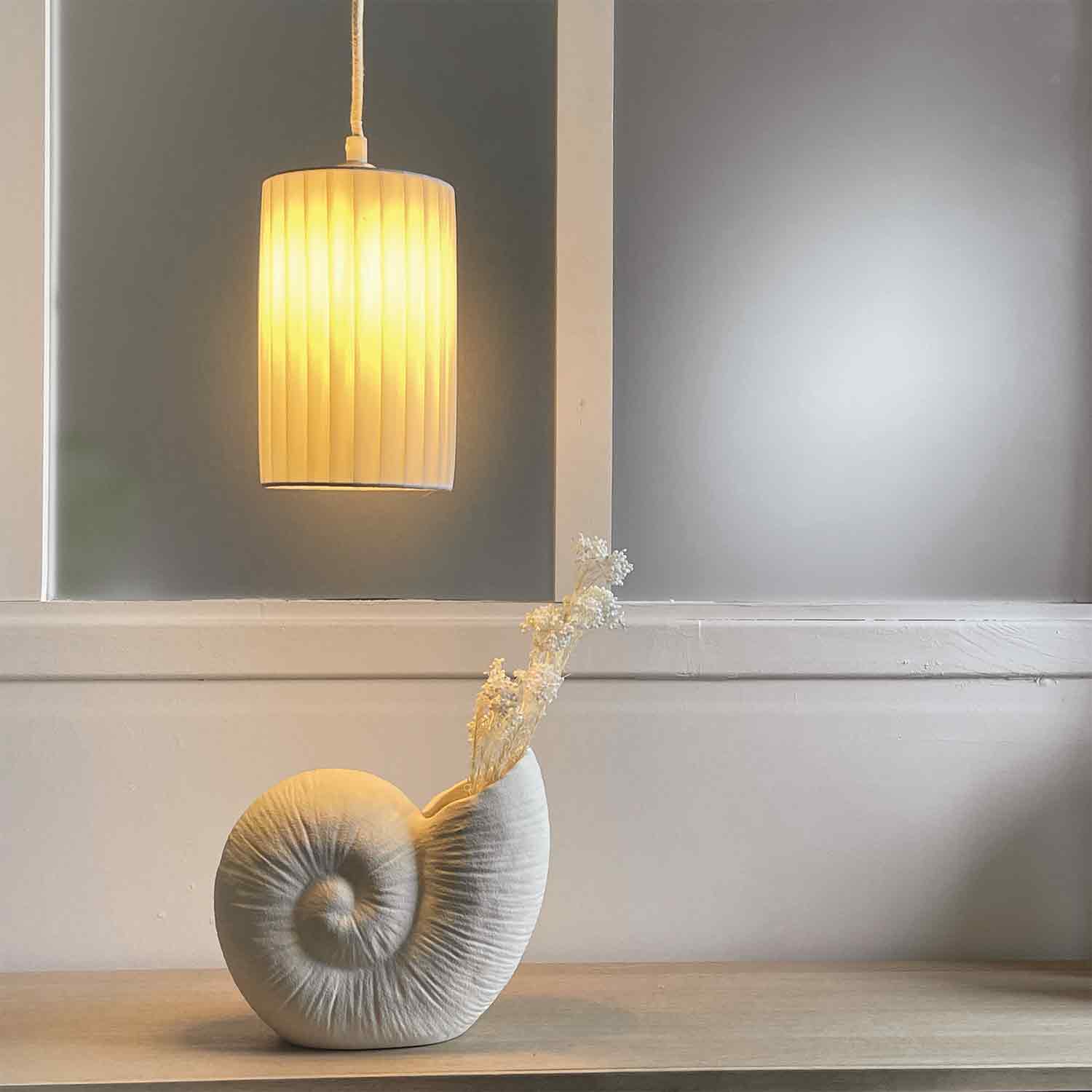 Vit konsistens Keramisk vas med texturerat vitt skal L20,7 D9,5 H17,5cm för wholesale på Faire2