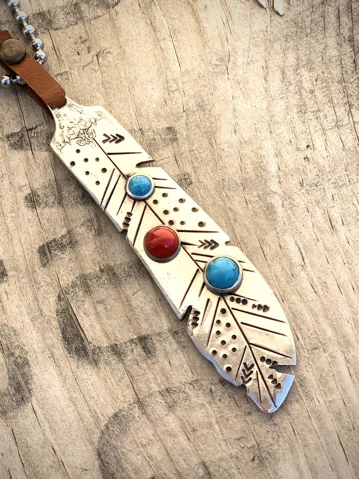 Pendentif Plume pour la vente par Pumpernickel and Wry
