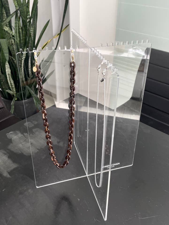 Présentoir transparent en forme de croix pour la vente par Cheeky Chain