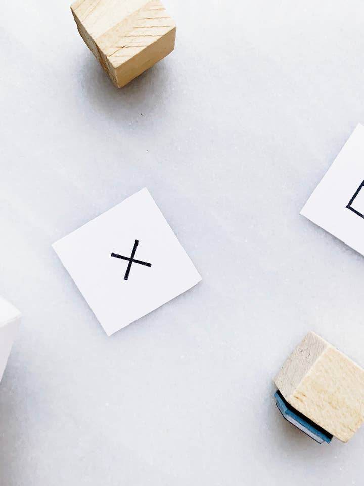 Ensemble de tampons en caoutchouc carrés et en forme de petite croix • Timbres minuscules pour la vente par Papergram