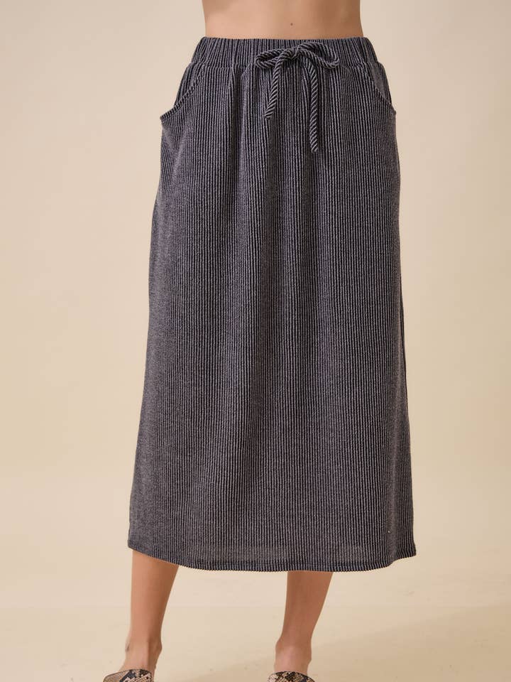 DAMEN URBAN RIPPENROCK MIT TASCHEN - TEIL DES SETS für den Großhandel von Celeste Clothing