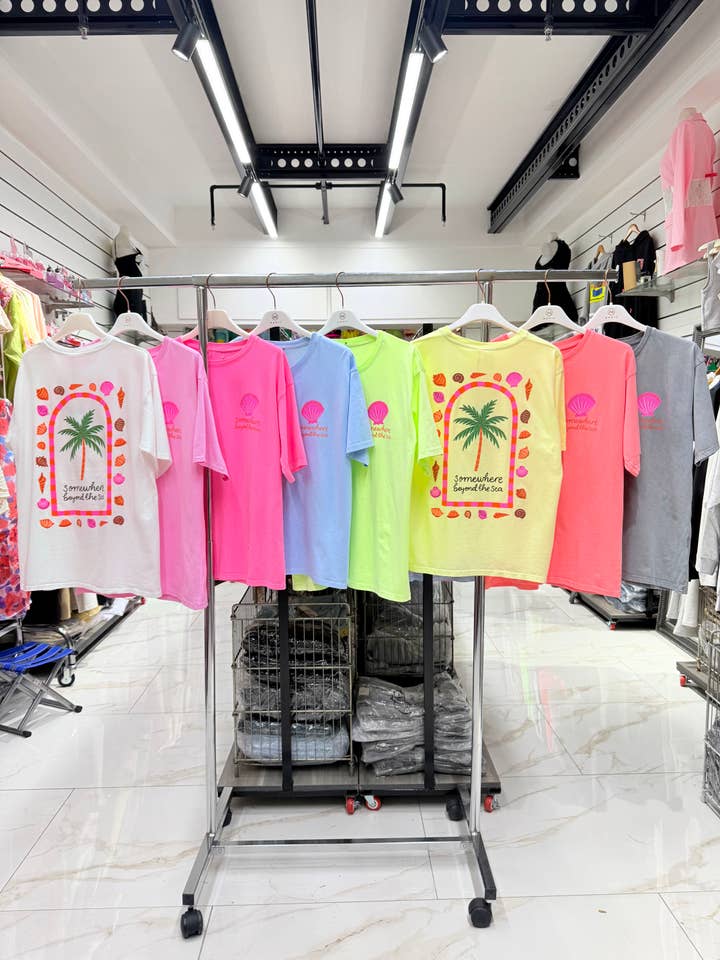 T-shirt en coton à col rond avec imprimé palmier pour la vente par Chilli Girl Collection