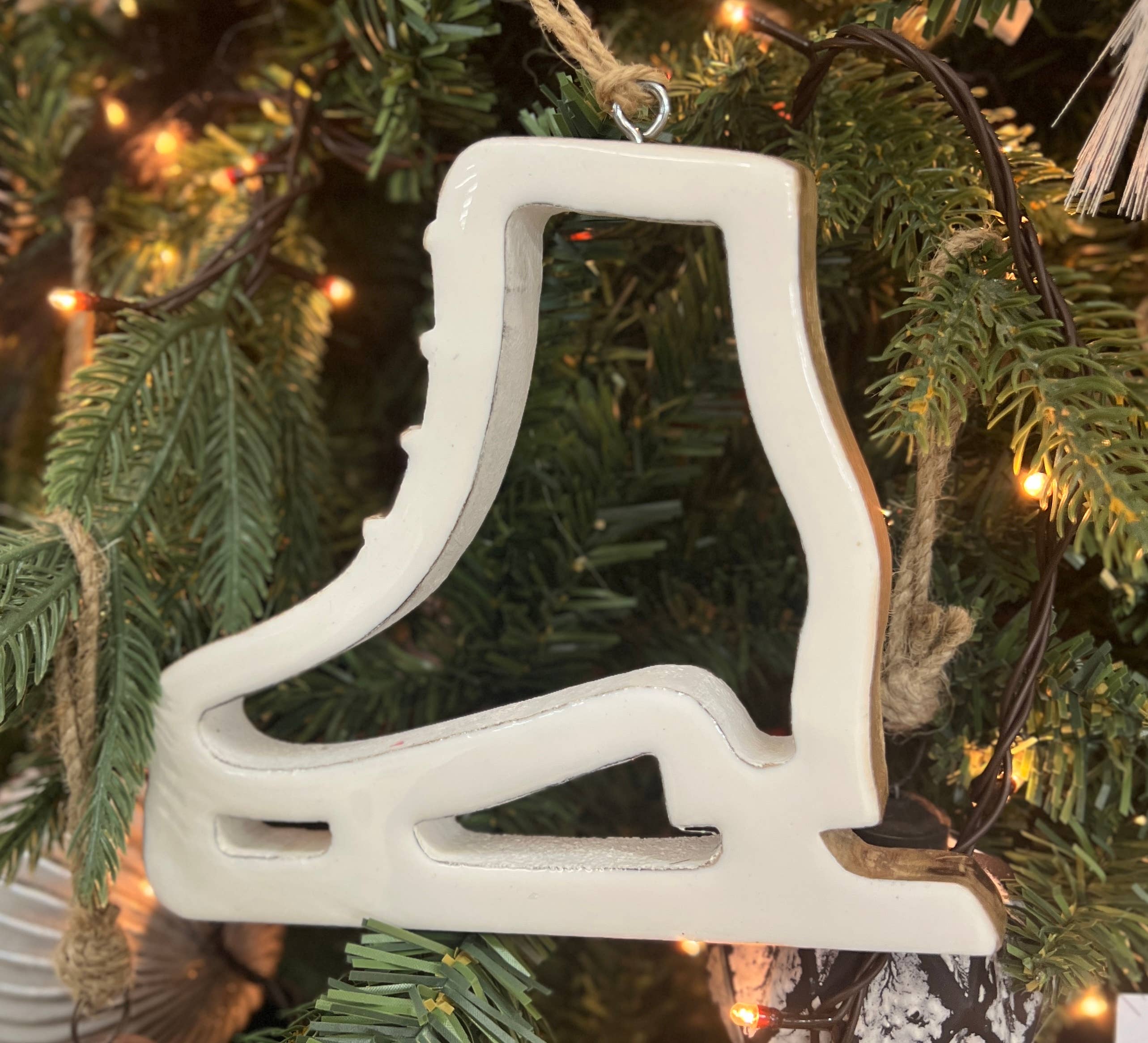 Wholesale Home Decor - Wholesale Ornament - Hollow White Enamel Ice Skate Ornament 7x6in0