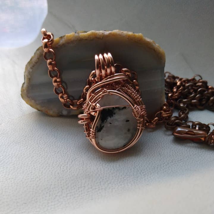 Colgante Minimalista de Piedra Lunar Envuelto en Alambre de Cobre para venta al por mayor de Norahz Boutique