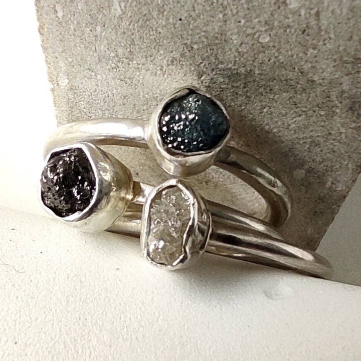 Weiß-Grün-Schwarz-Rohdiamant-Solitärring für den Großhandel von SteamyLab