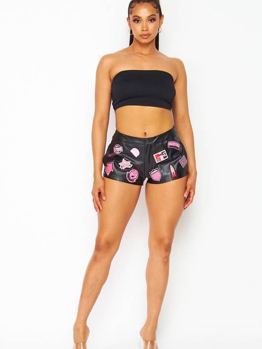 Mini-Shorts aus Kunstleder mit Aufnäher HOEA795 für den Großhandel von House of E ATL LLC
