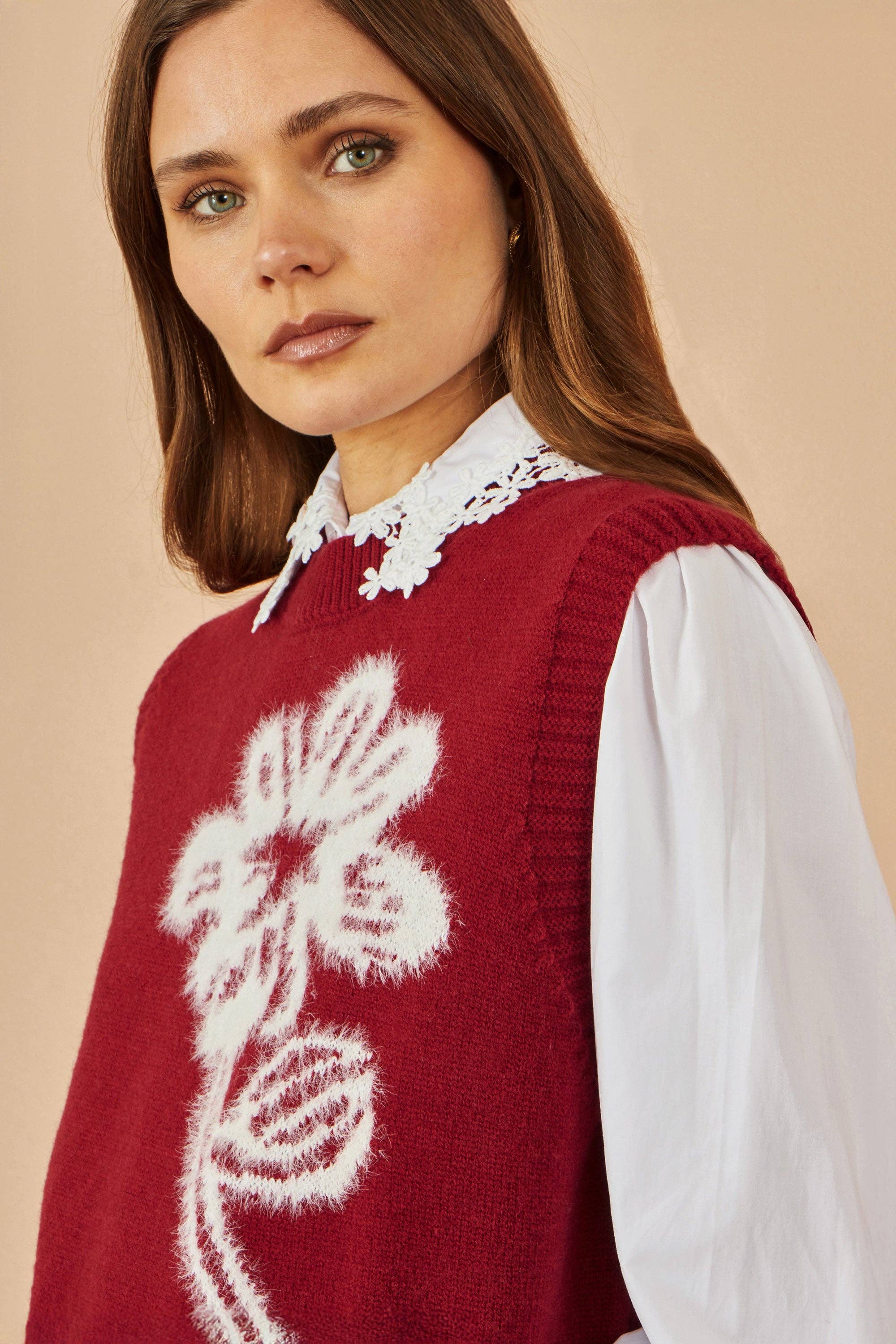 Bourgogne Gilet sans manches tricoté à fleurs bordeaux Yumi en vente sur Faire2